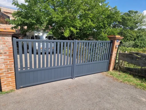 Installation portail alu électrique à Verfeil , Verfeil, Fenêtres & Cie