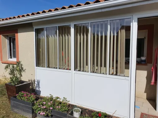 Fermeture d'un SAS d'entrée en alu avec store à bandes verticales sur Toulouse, Verfeil, Fenêtres & Cie