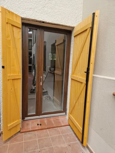 Vente et pose de menuiseries blanches intérieur et couleur bois extérieur avec volet battant bois sur Toulouse, Verfeil, Fenêtres & Cie