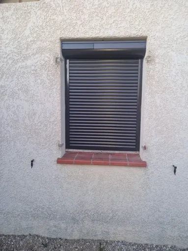 Vente et pose de volets roulants à motorisation solaire sur Verfeil, Verfeil, Fenêtres & Cie