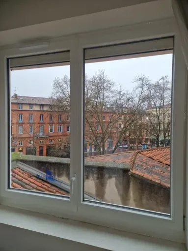 Vente et pose d'une fenêtre PVC avec un volet roulant alu solaire dans le centre de Toulouse, Verfeil, Fenêtres & Cie