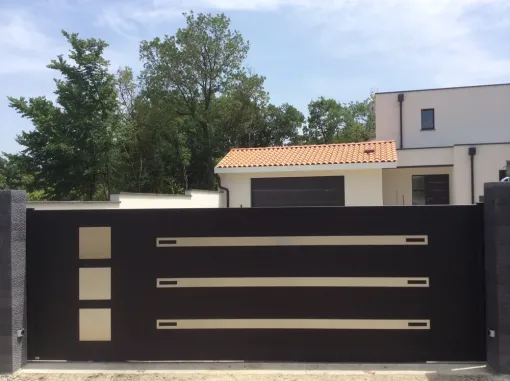 Vente et pose d'un portail alu coulissant sur Toulouse, Verfeil, Fenêtres & Cie