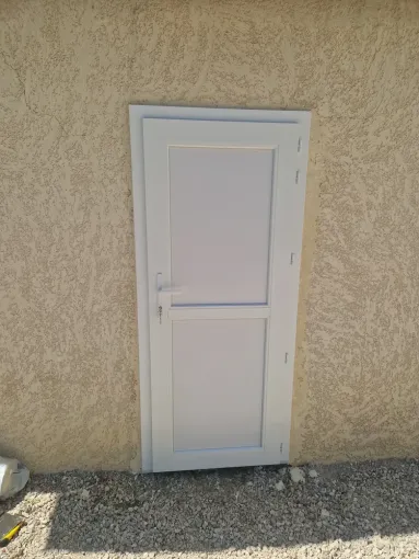 Pose d'une porte de service en PVC à Verfeil, Verfeil, Fenêtres & Cie