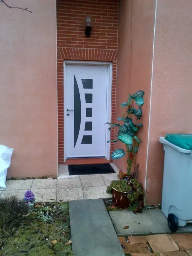 Installation d'une porte d'entrée alu sur Toulouse, Verfeil, Fenêtres & Cie