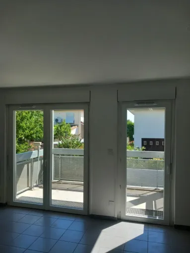 Pose de porte-fenêtre PVC avec volet roulant manuel intégré sur Toulouse, Verfeil, Fenêtres & Cie