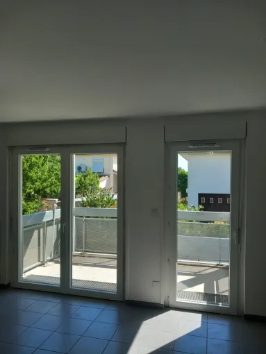 Pose de porte-fenêtre PVC avec volet roulant intégré sur Toulouse, Verfeil, Fenêtres & Cie
