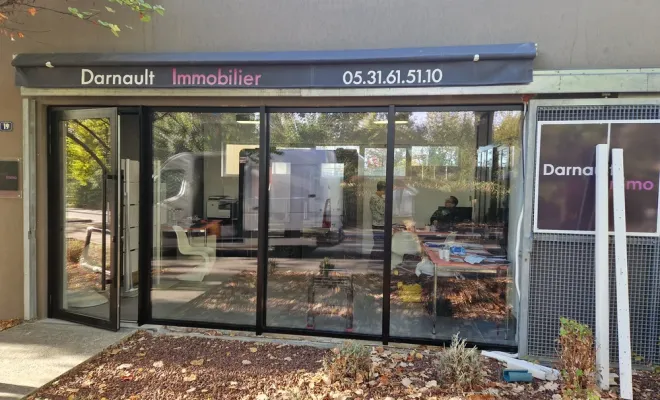 Vente et installation d'une vitrine de magasin de alu sur Toulouse, Verfeil, Fenêtres & Cie