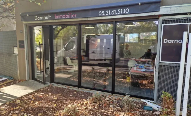 Vente et installation d'une vitrine de magasin de alu sur Toulouse, Verfeil, Fenêtres & Cie