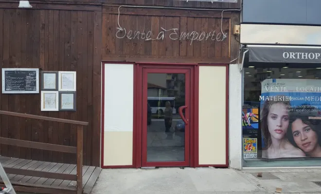 Création, vente et pose d'une porte d'entrée de restaurant sur Toulouse, Verfeil, Fenêtres & Cie