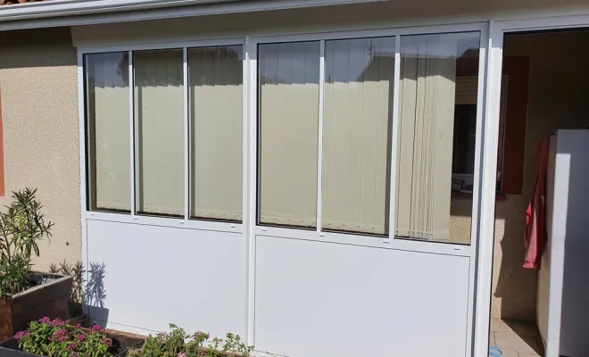 Fermeture d'un SAS d'entrée en alu avec store à bandes verticales sur Toulouse, Verfeil, Fenêtres & Cie