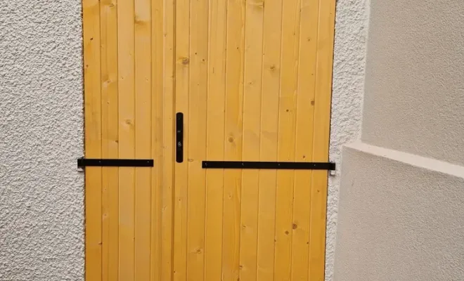 Vente et pose de menuiseries blanches intérieur et couleur bois extérieur avec volet battant bois sur Toulouse, Verfeil, Fenêtres & Cie