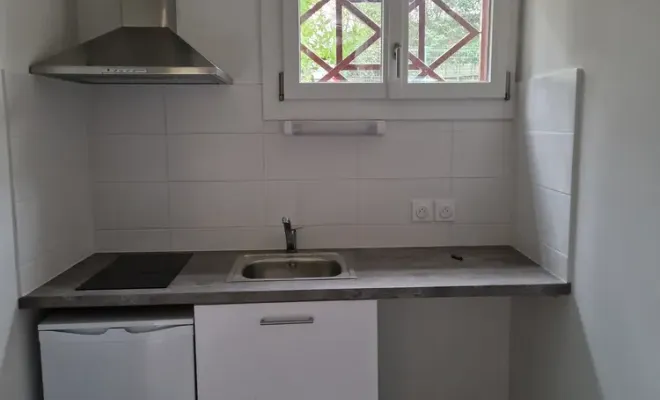 Vente et pose de menuiseries blanches intérieur et couleur bois extérieur avec volet battant bois sur Toulouse, Verfeil, Fenêtres & Cie