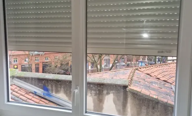 Vente et pose d'une fenêtre PVC avec un volet roulant alu solaire dans le centre de Toulouse, Verfeil, Fenêtres & Cie