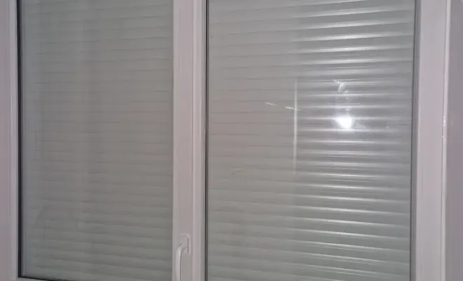 Vente et pose d'une fenêtre PVC avec un volet roulant alu solaire dans le centre de Toulouse, Verfeil, Fenêtres & Cie