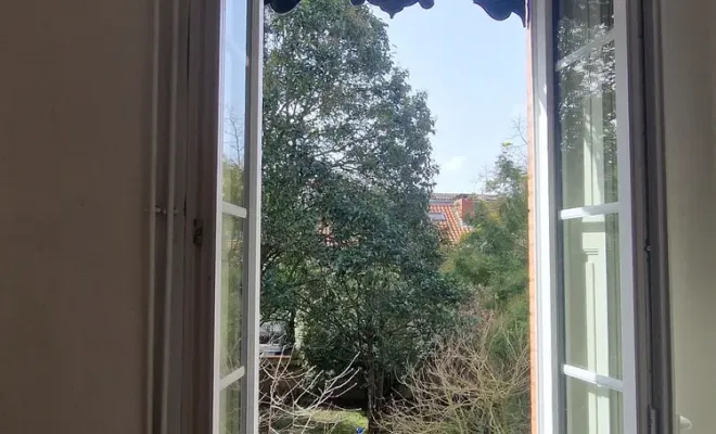 Vente et pose de menuiseries PVC avec remise en place de volet bois intérieur sur Toulouse, Verfeil, Fenêtres & Cie