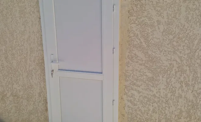 Pose d'une porte de service en PVC à Verfeil, Verfeil, Fenêtres & Cie