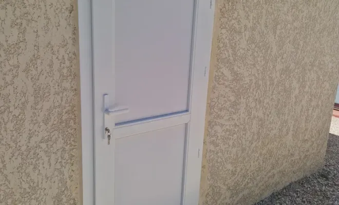 Pose d'une porte de service en PVC à Verfeil, Verfeil, Fenêtres & Cie