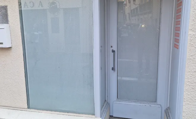 Remplacement d'une vitrine sur Bagnères de Luchon, Verfeil, Fenêtres & Cie