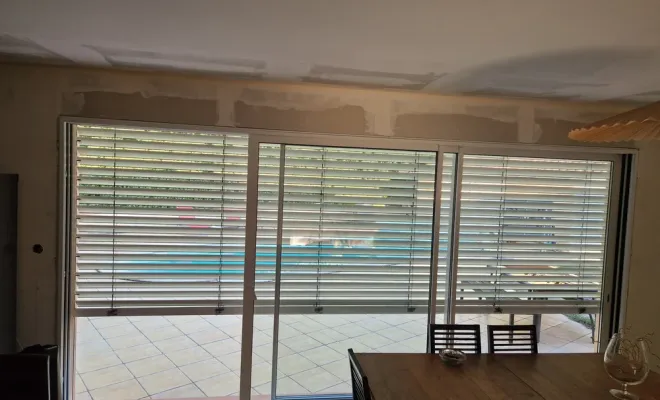 Pose d'un brise-soleil à Verfeil, Verfeil, Fenêtres & Cie